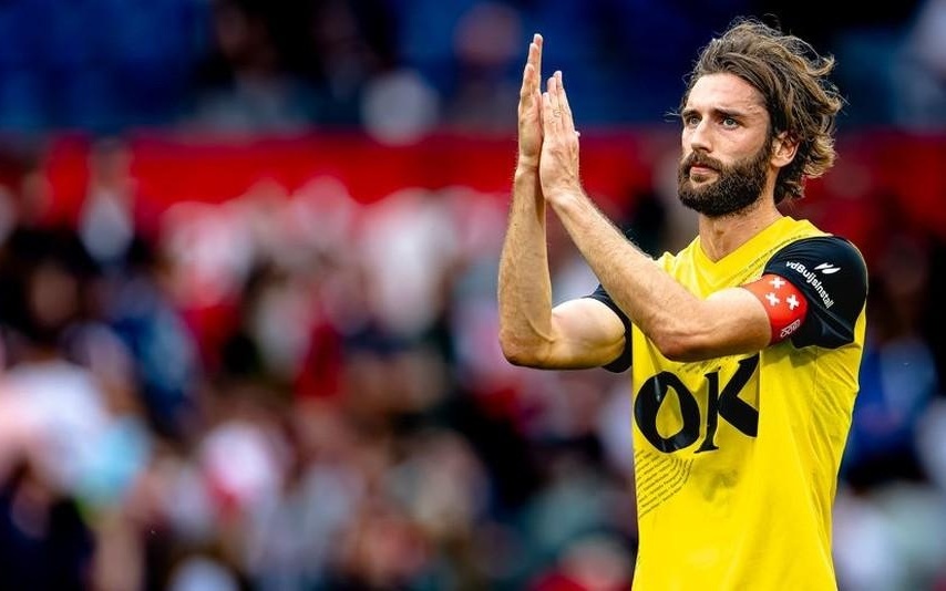 千胜教头！全队疯狂朝卡莱尔浇水庆祝 状元签概率14%已放眼明年